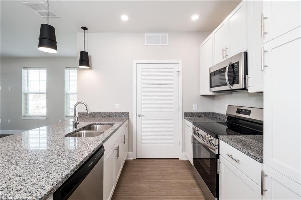 318 34th St #303 - Photo 5 of 15