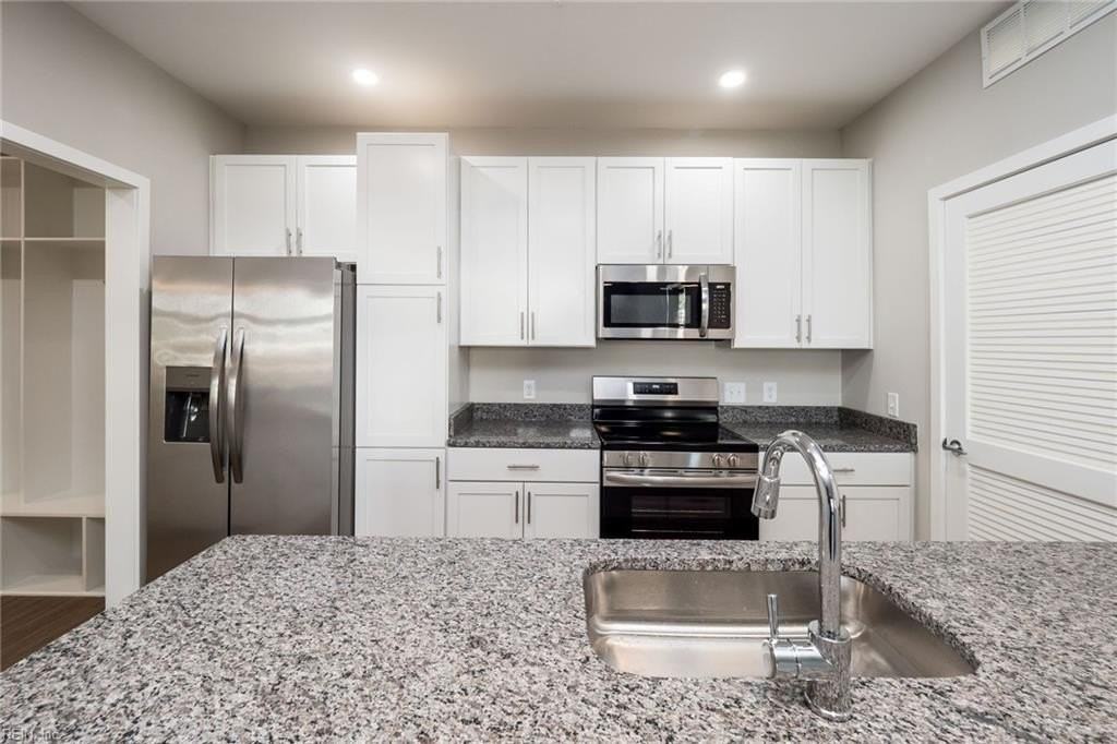 320 34th St #202 - Photo 4 of 23