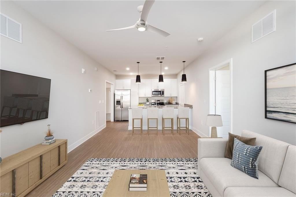 320 34th St #202 - Photo 5 of 23