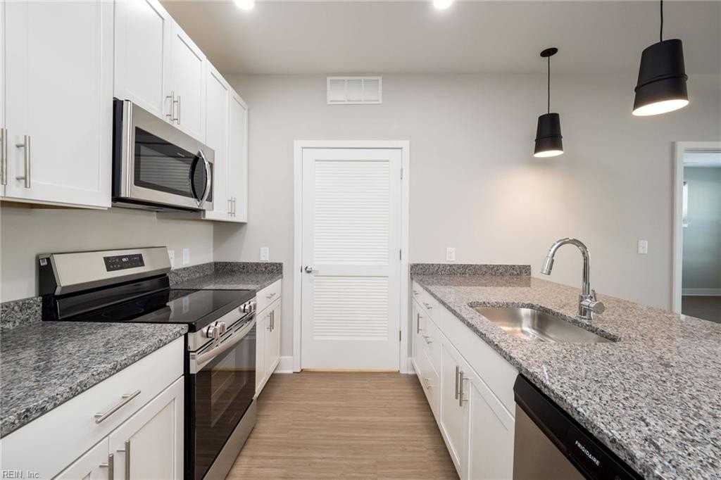 320 34th St #202 - Photo 6 of 23