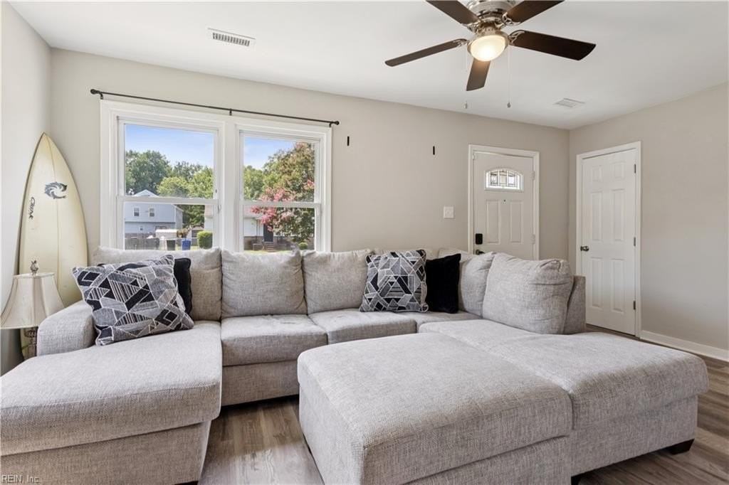 209 Woodstock St - Photo 4 of 29