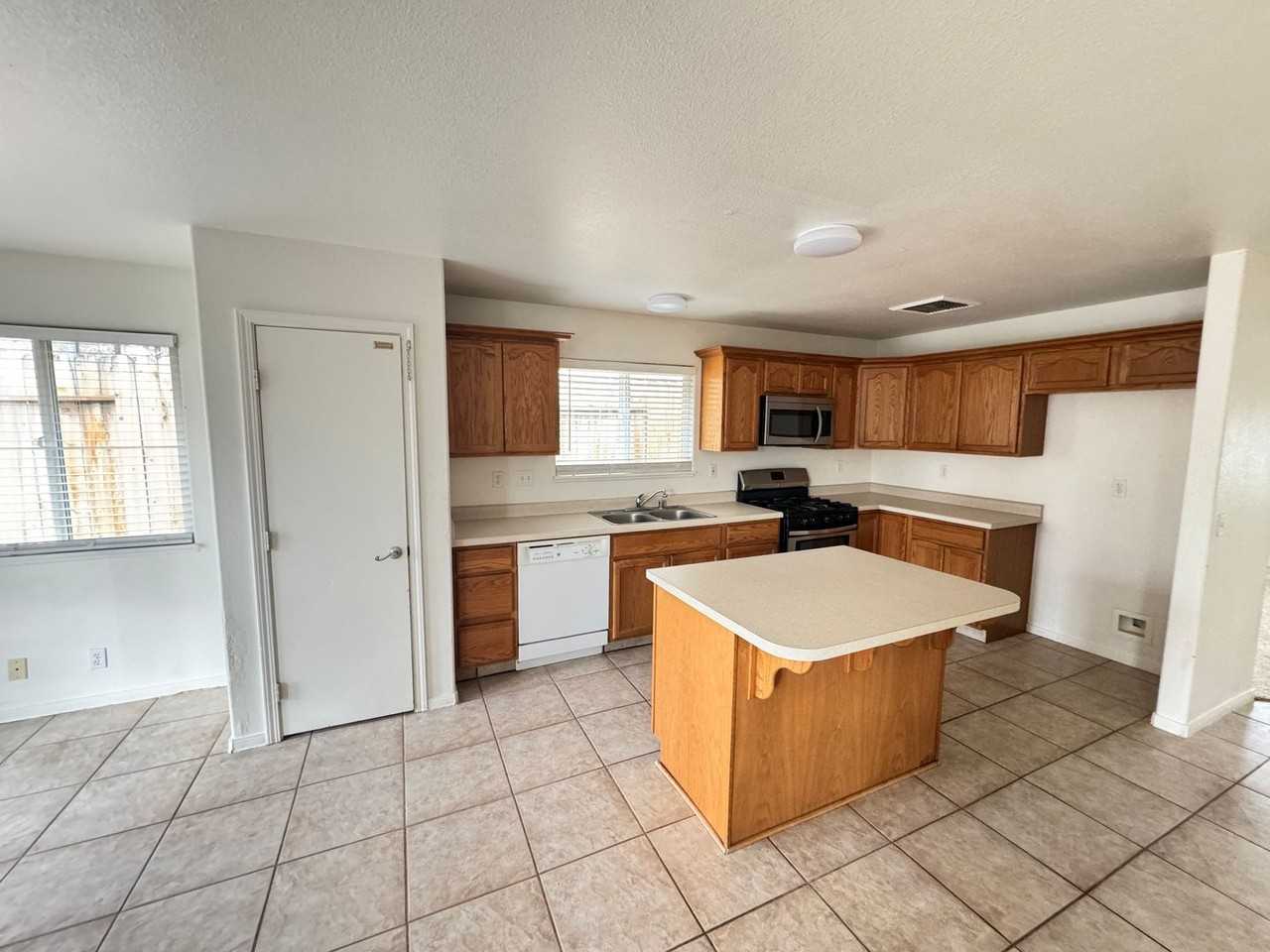 911 W Bataan Ave - Photo 3 of 12