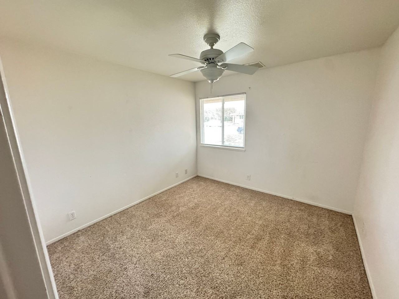 911 W Bataan Ave - Photo 5 of 12