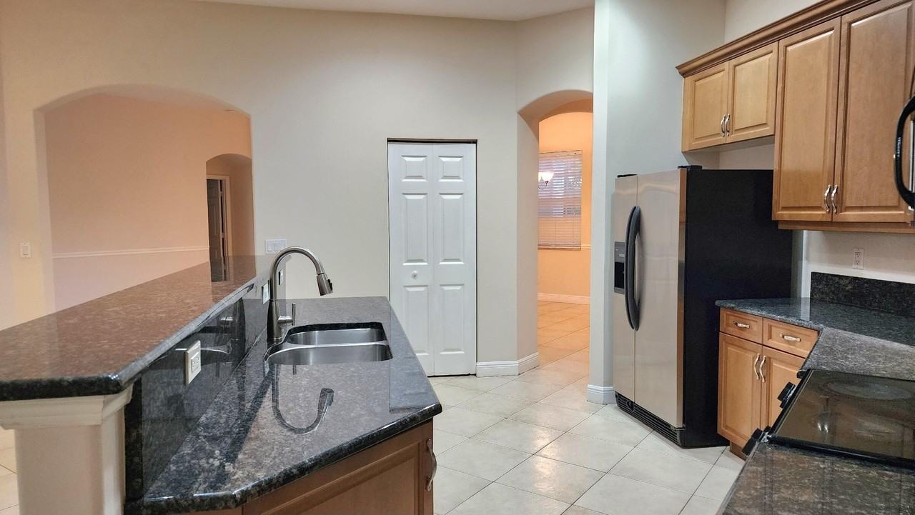 1792 Sw Starman Ave - Photo 7 of 24