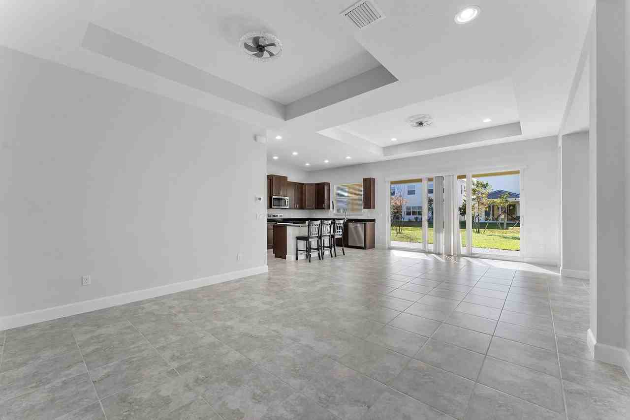 5747 Shore Pine Pl - Photo 4 of 34