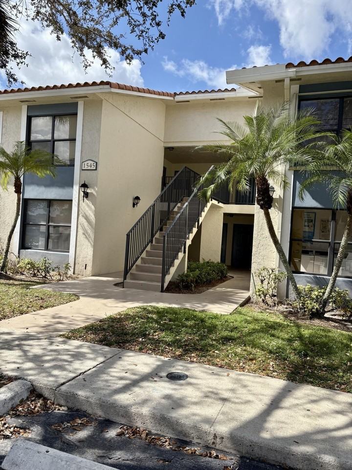 1545 Lake Crystal Dr #C - Photo 2 of 19