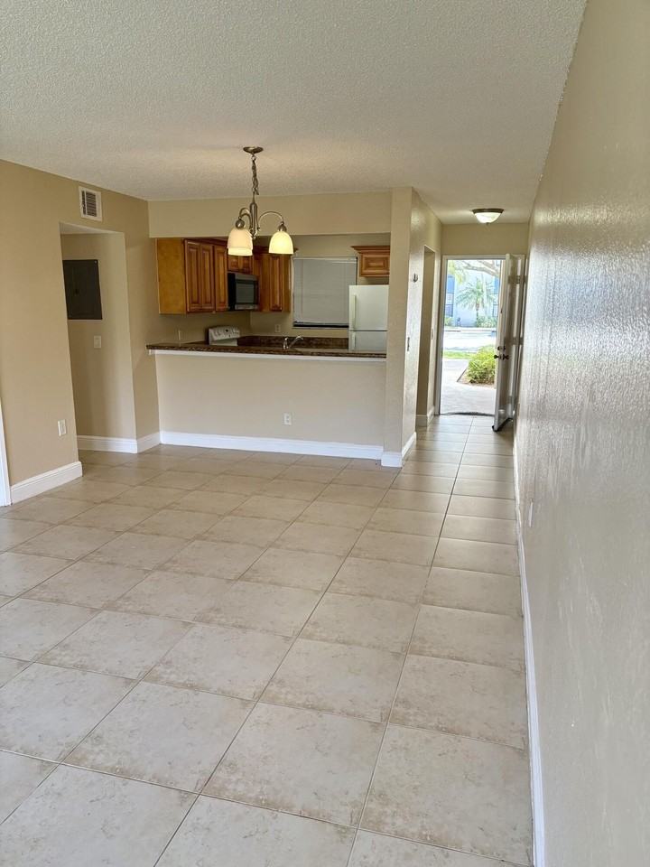 1545 Lake Crystal Dr #C - Photo 5 of 19