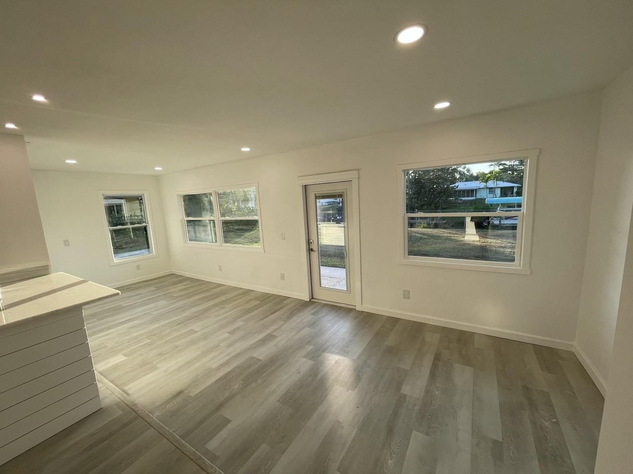 808 Se Degan Dr - Photo 3 of 21