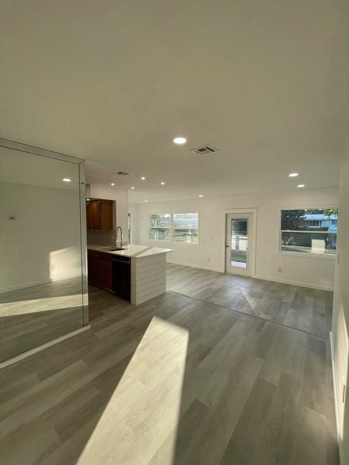 808 Se Degan Dr - Photo 4 of 21