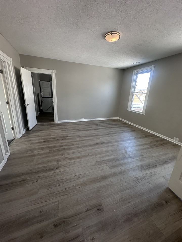 7100 Lawn Ave - Photo 4 of 17