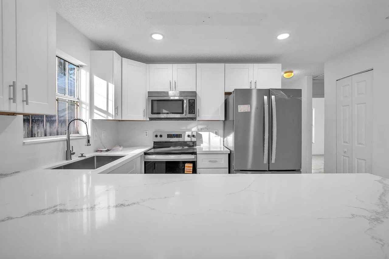 719 Sw 10th St - Photo 3 of 11