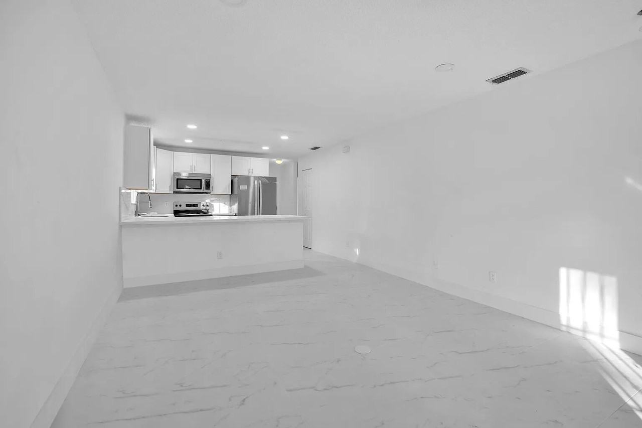 719 Sw 10th St - Photo 4 of 11