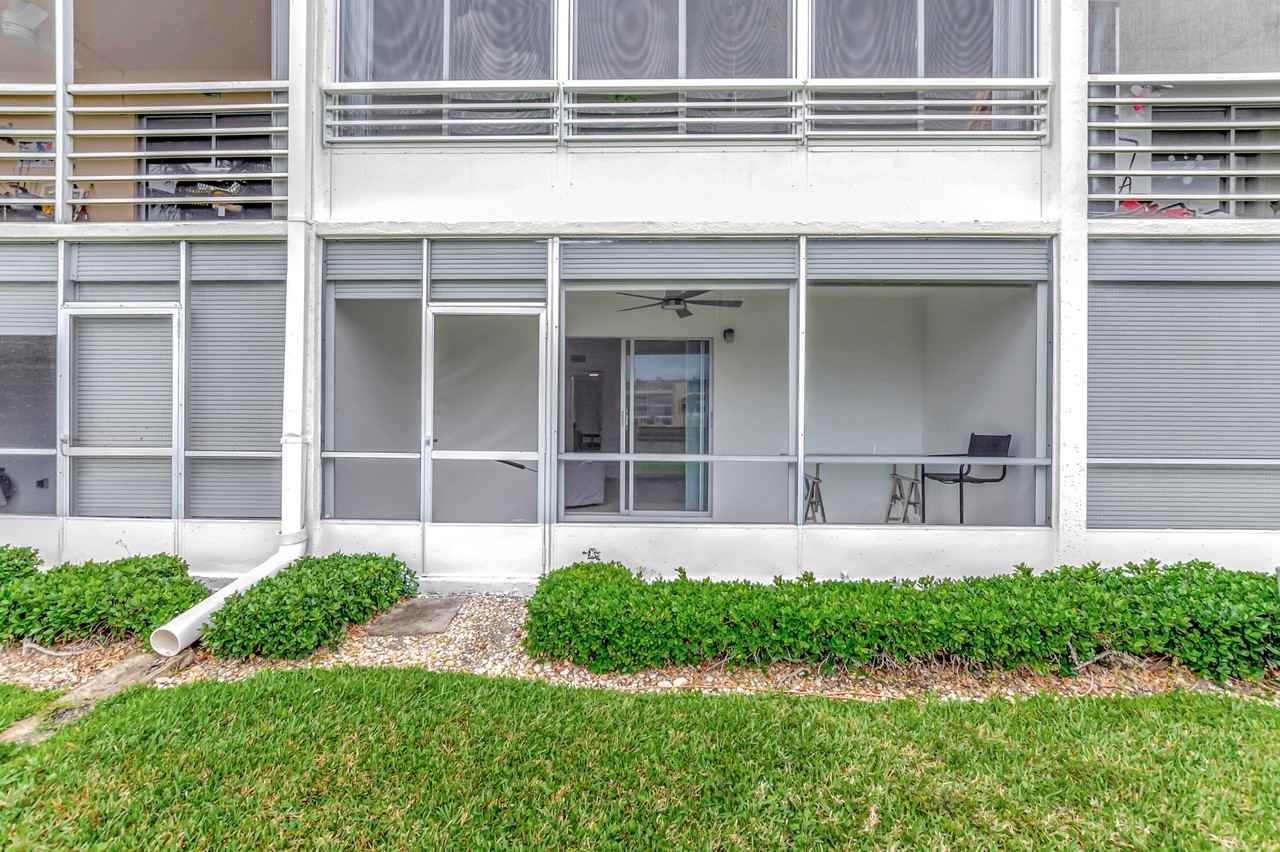 1072 Yarmouth D - Photo 4 of 50