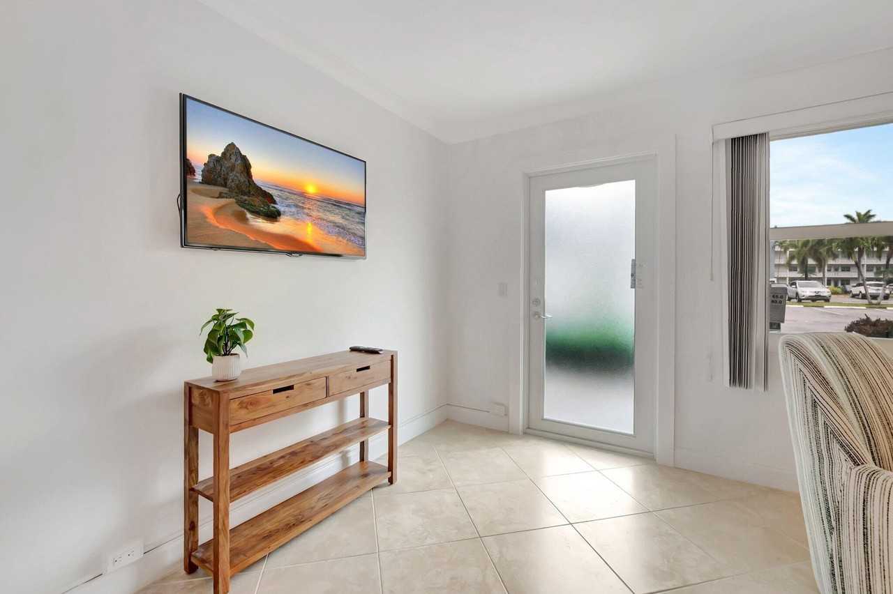 1072 Yarmouth D - Photo 7 of 50