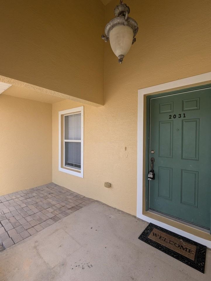 2031 Sw Hampshire Ln - Photo 2 of 17