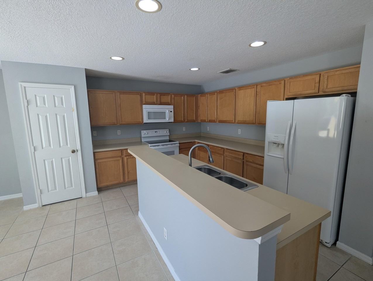 2031 Sw Hampshire Ln - Photo 7 of 17