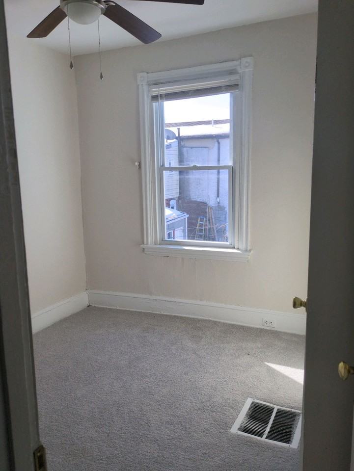 1808 W 3rd St #1 - Photo 3 of 10