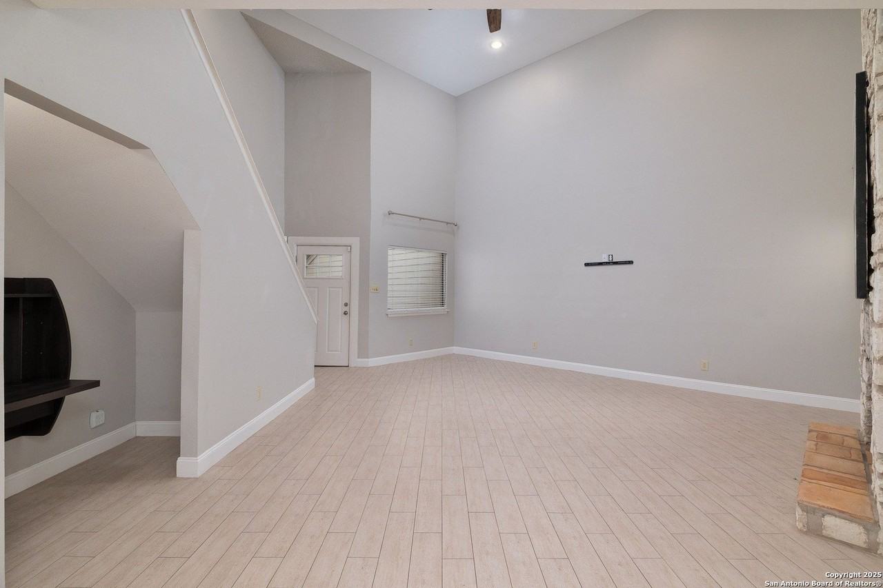 8408 Echo Creek Ln - Photo 4 of 32