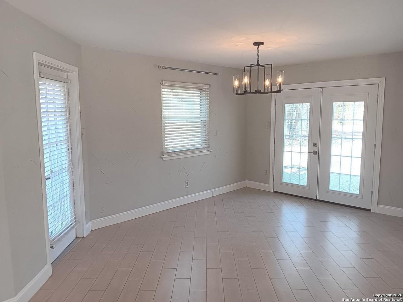 8408 Echo Creek Ln - Photo 6 of 32