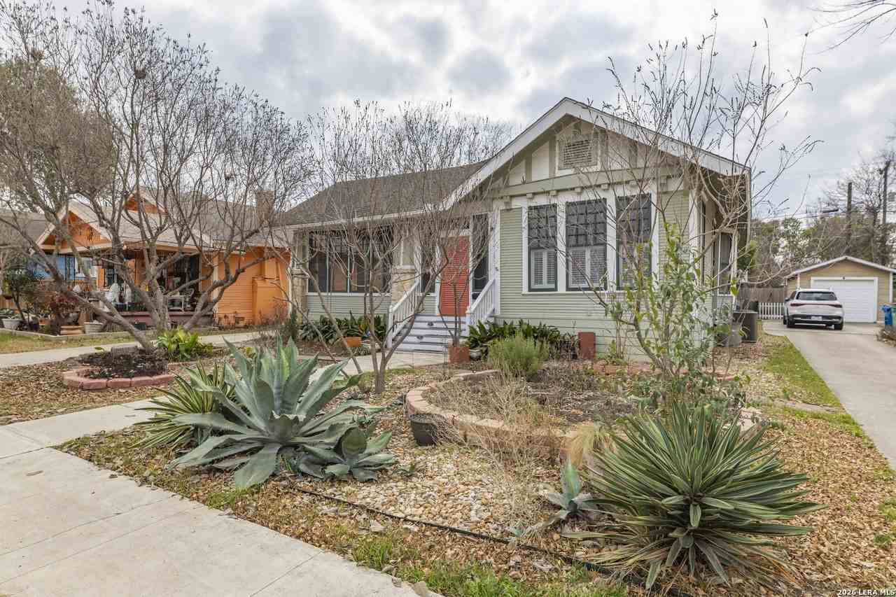 1122 W Summit Ave - Photo 2 of 33