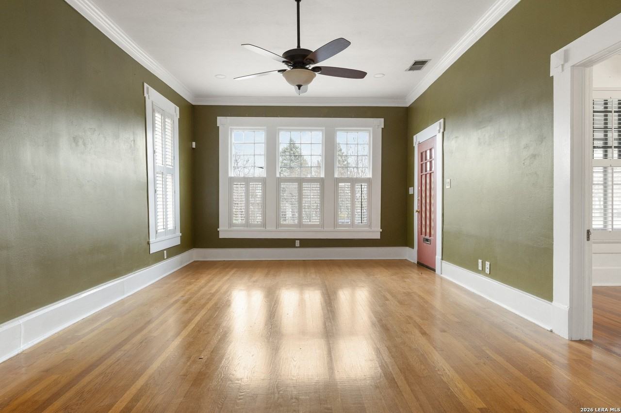 1122 W Summit Ave - Photo 5 of 33