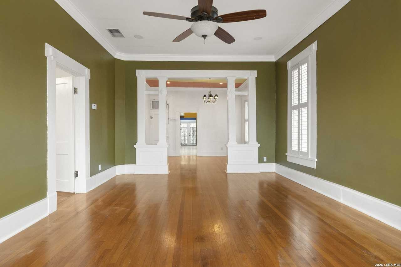 1122 W Summit Ave - Photo 7 of 33