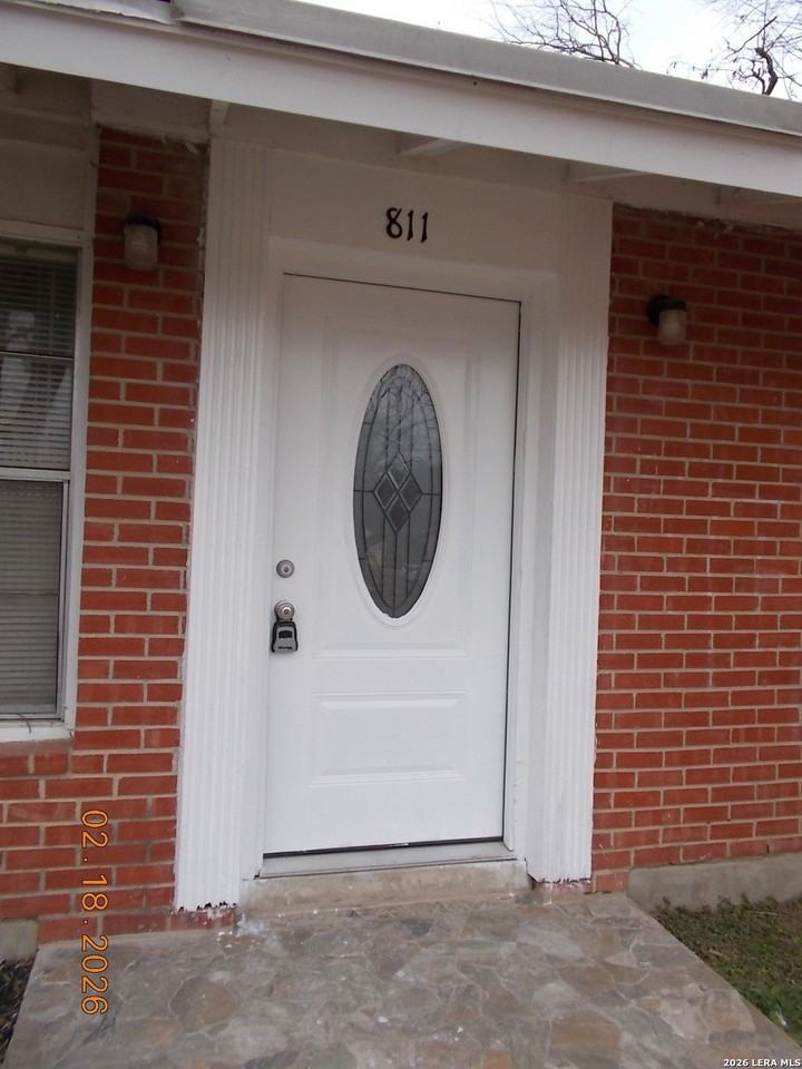 811 North Blvd - Photo 2 of 10