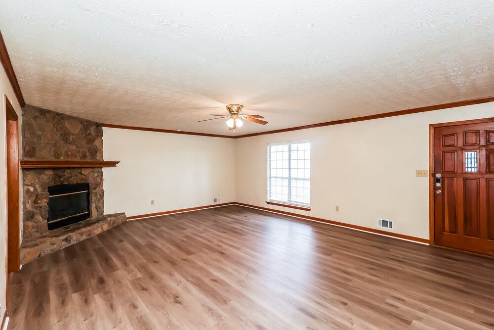 105 Bennington Dr - Photo 4 of 16