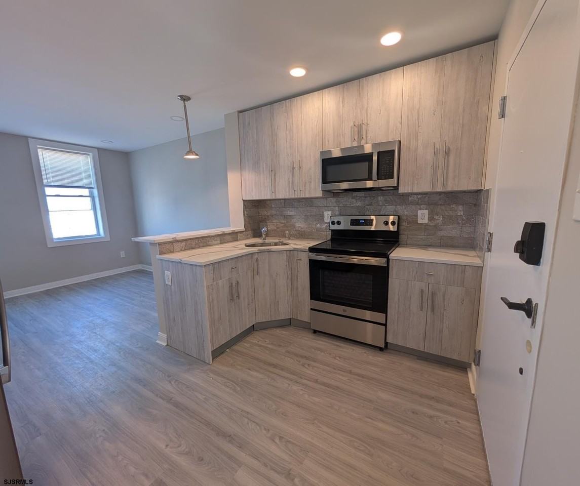 101 S Victoria Ave - Photo 2 of 11