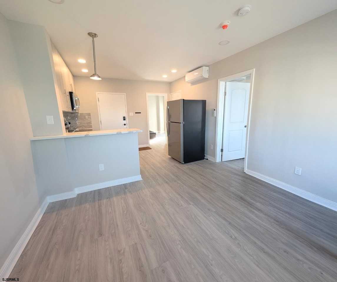 101 S Victoria Ave - Photo 3 of 11