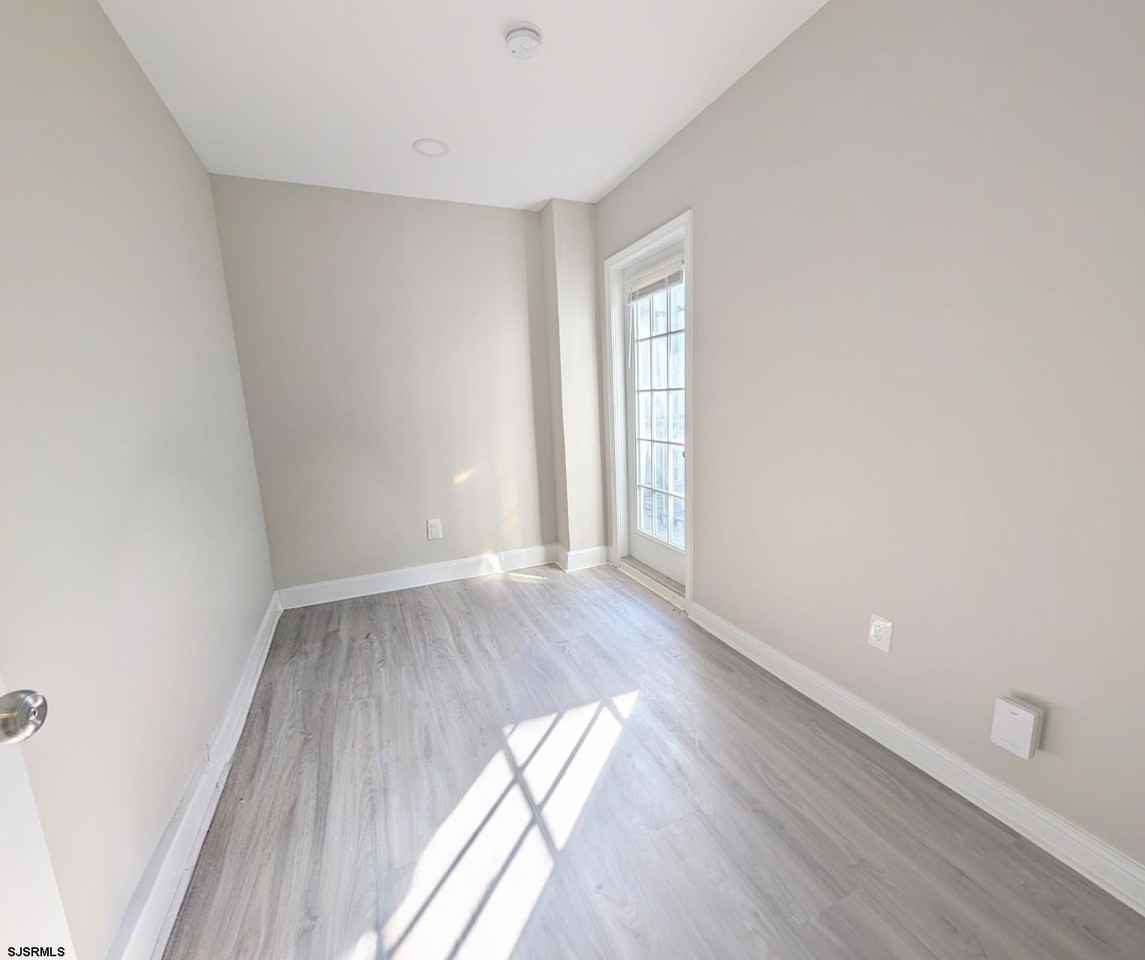 101 S Victoria Ave - Photo 5 of 11