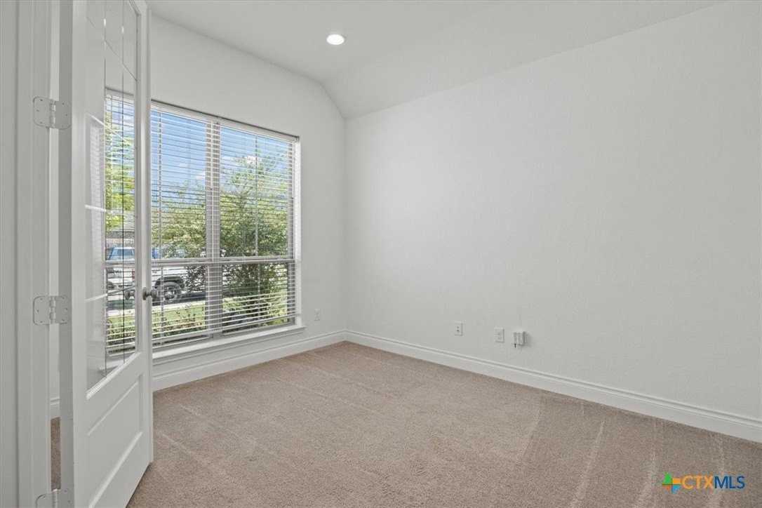 1921 Creek Ridge St - Photo 4 of 24