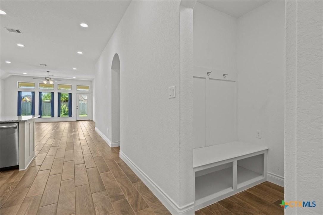 1921 Creek Ridge St - Photo 6 of 24