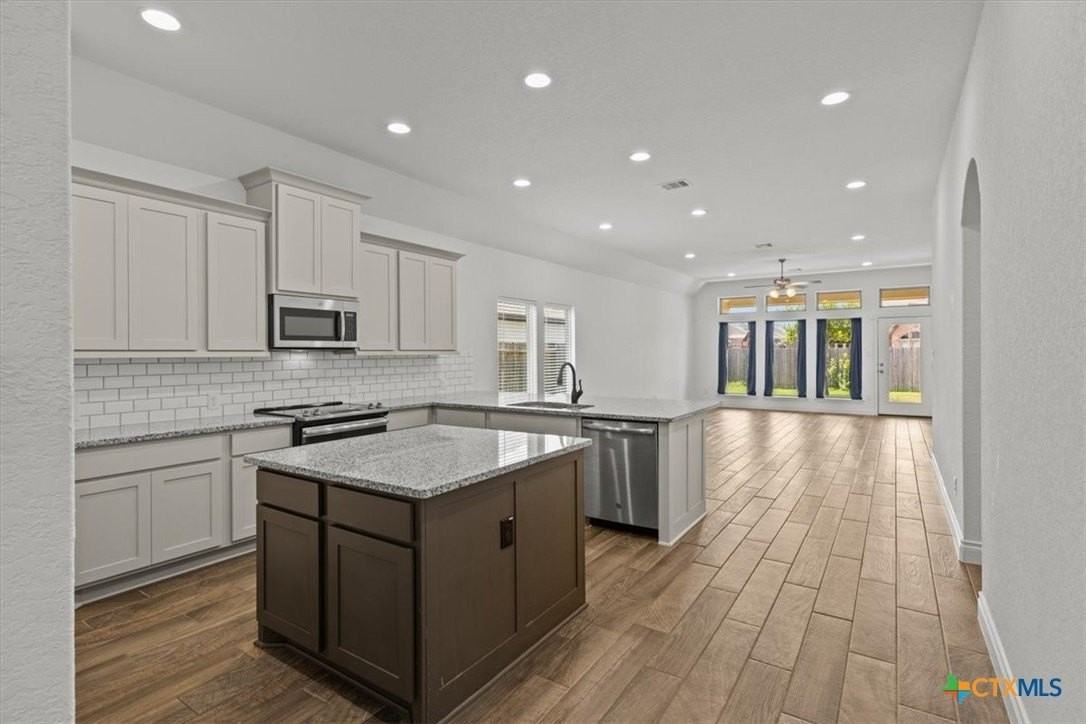 1921 Creek Ridge St - Photo 7 of 24