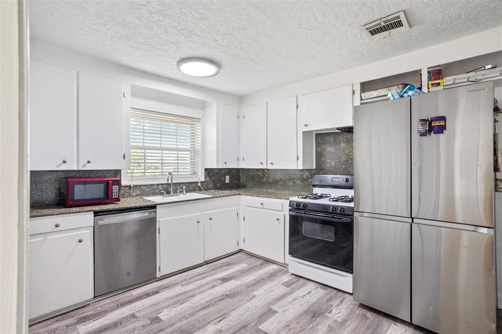 2207 Clooney St - Photo 3 of 18