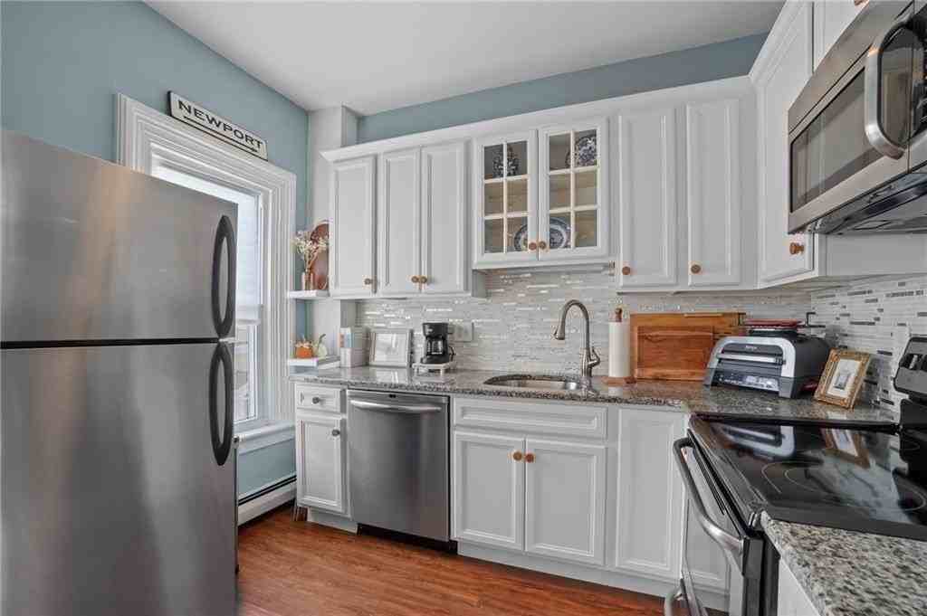 12 Catherine St Apt 3 #3 - Photo 4 of 17