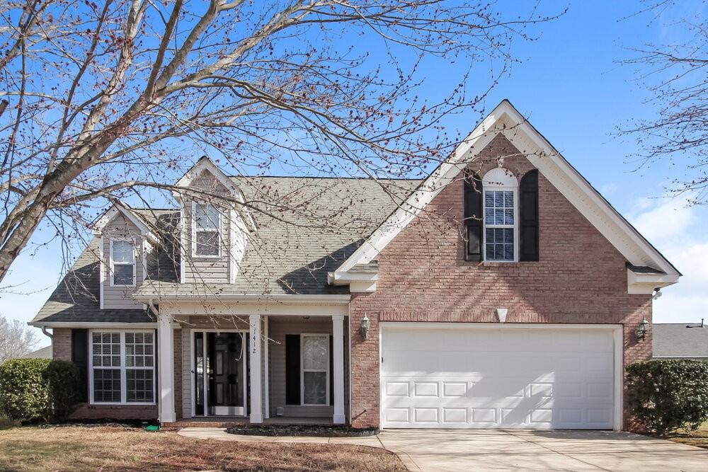 1412 Williamsburg Ln - Photo 4 of 17