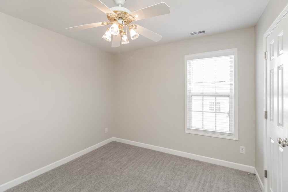 1412 Williamsburg Ln - Photo 6 of 17