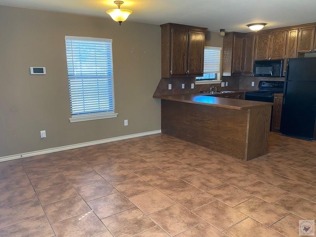 209 E 37th St - Photo 4 of 11