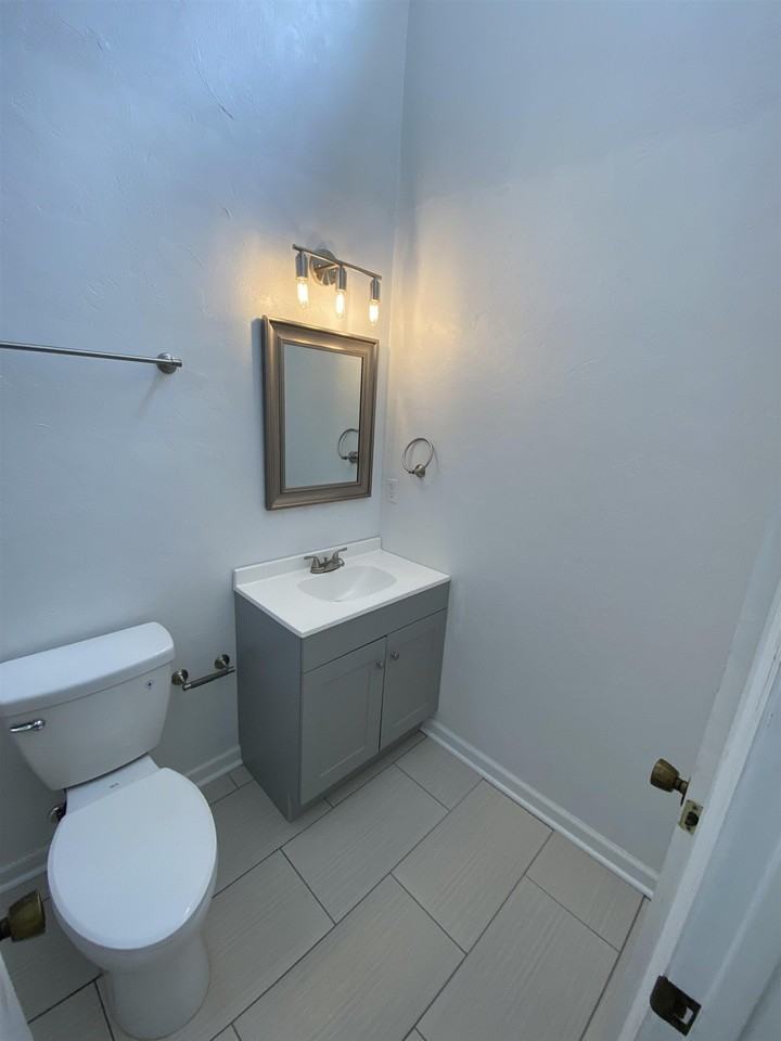 1242 High Rd - Photo 3 of 10