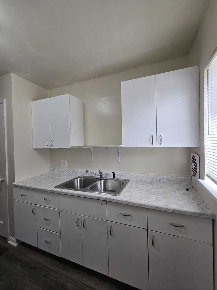 722 S Hunter St #1 - Photo 5 of 25