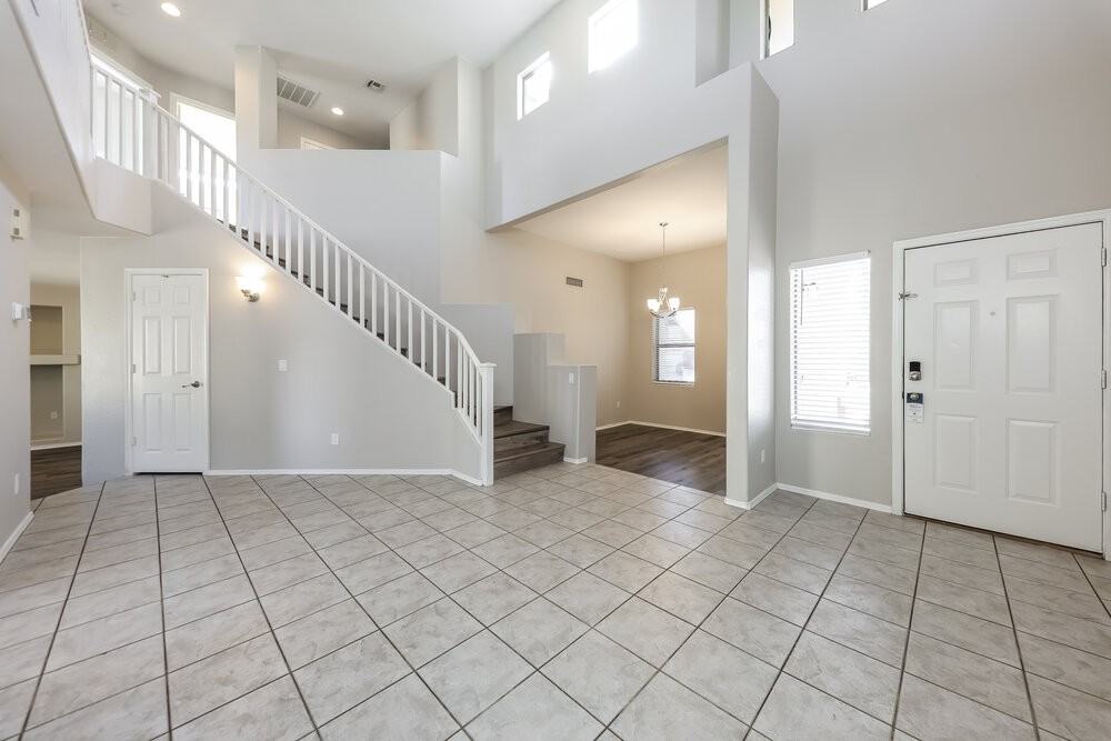 15122 W Polk St - Photo 5 of 17