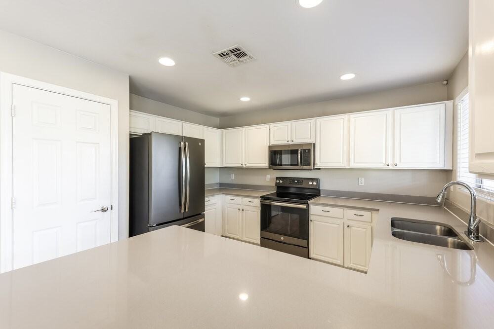 15122 W Polk St - Photo 7 of 17