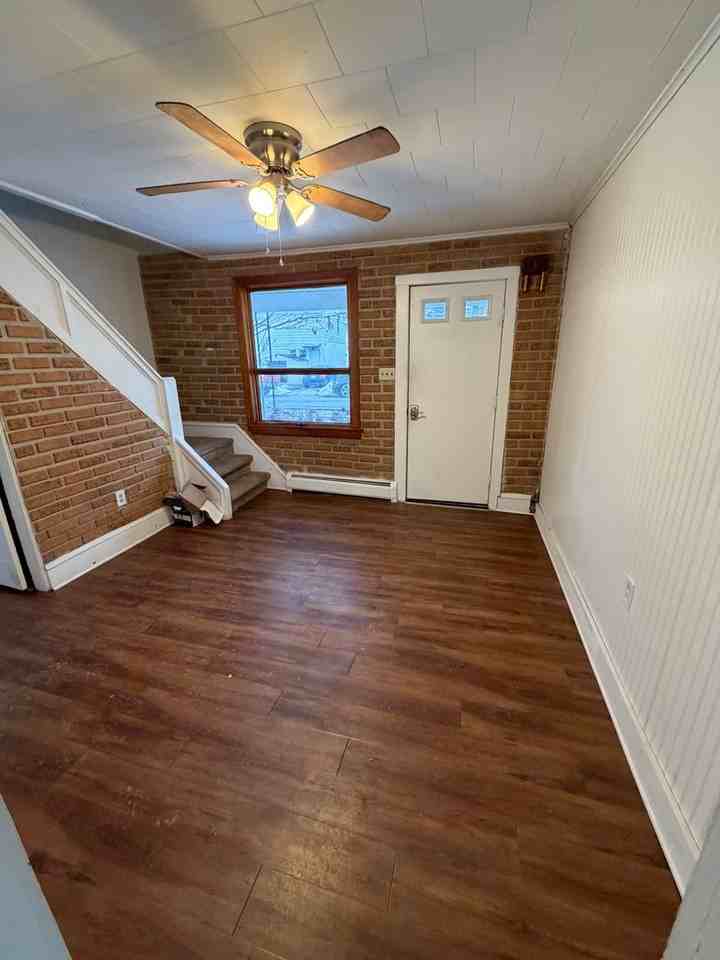 1817 Dickson Ave - Photo 4 of 20