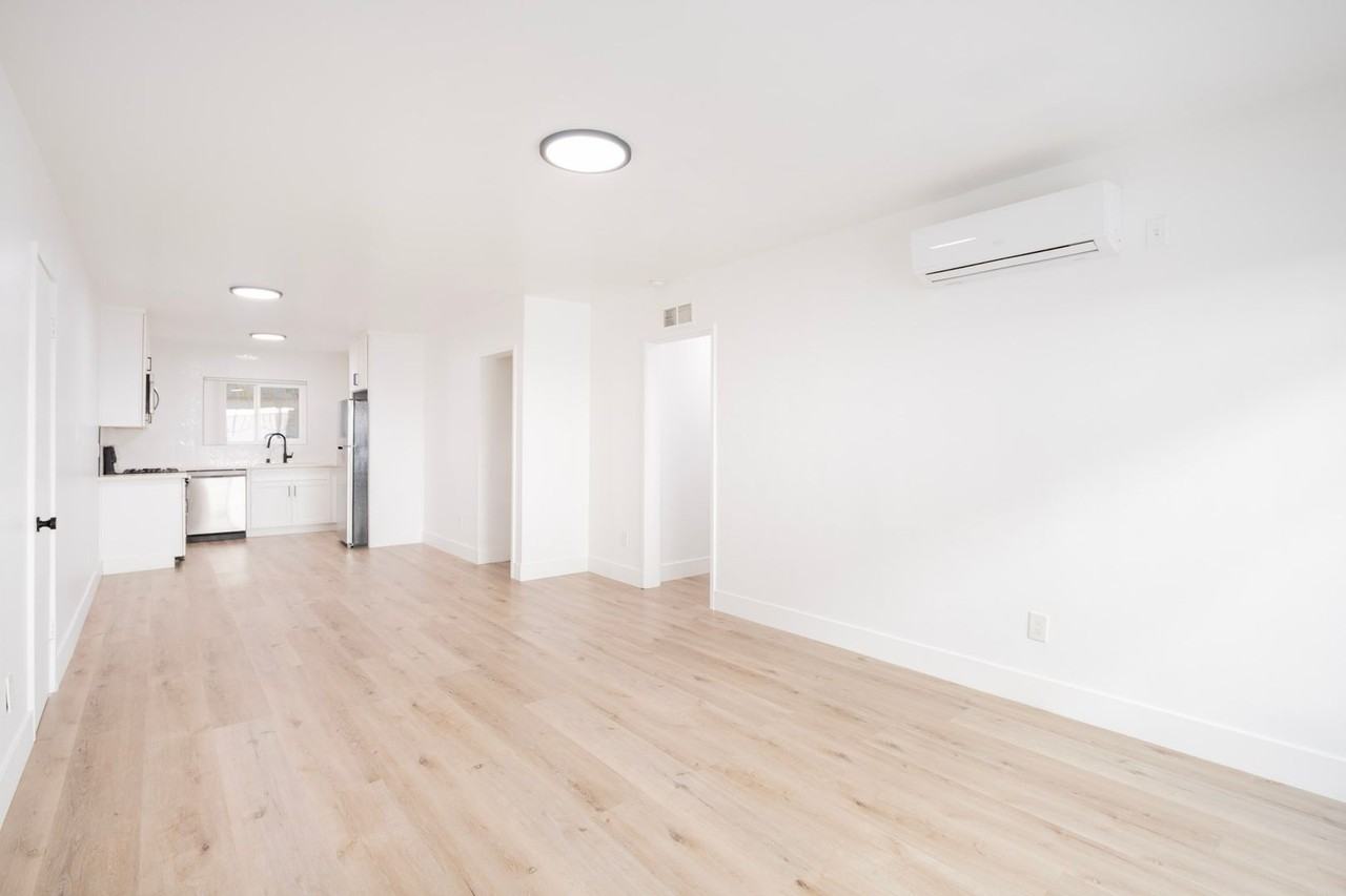 748 N Hudson Avenue - Photo 2 of 29