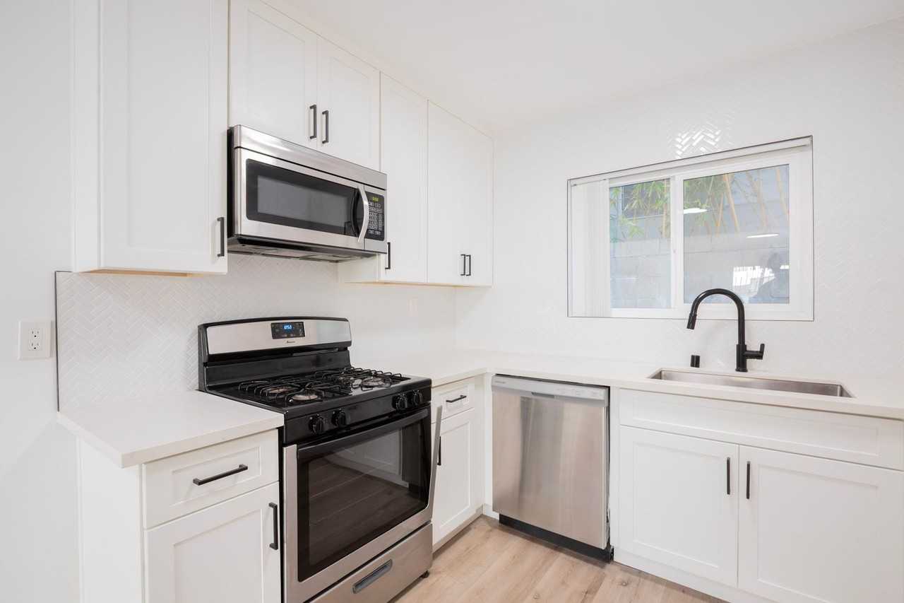 748 N Hudson Avenue - Photo 4 of 29