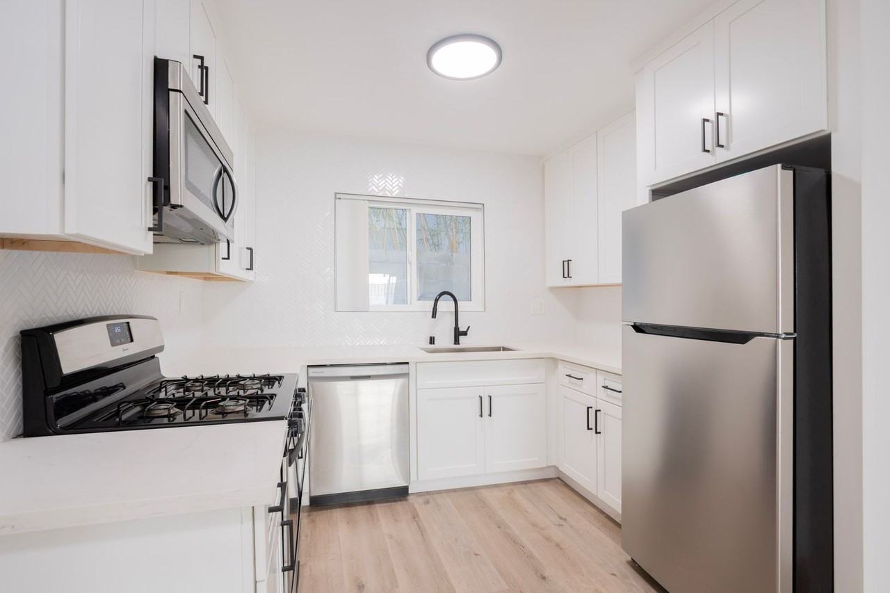 748 N Hudson Avenue - Photo 5 of 29