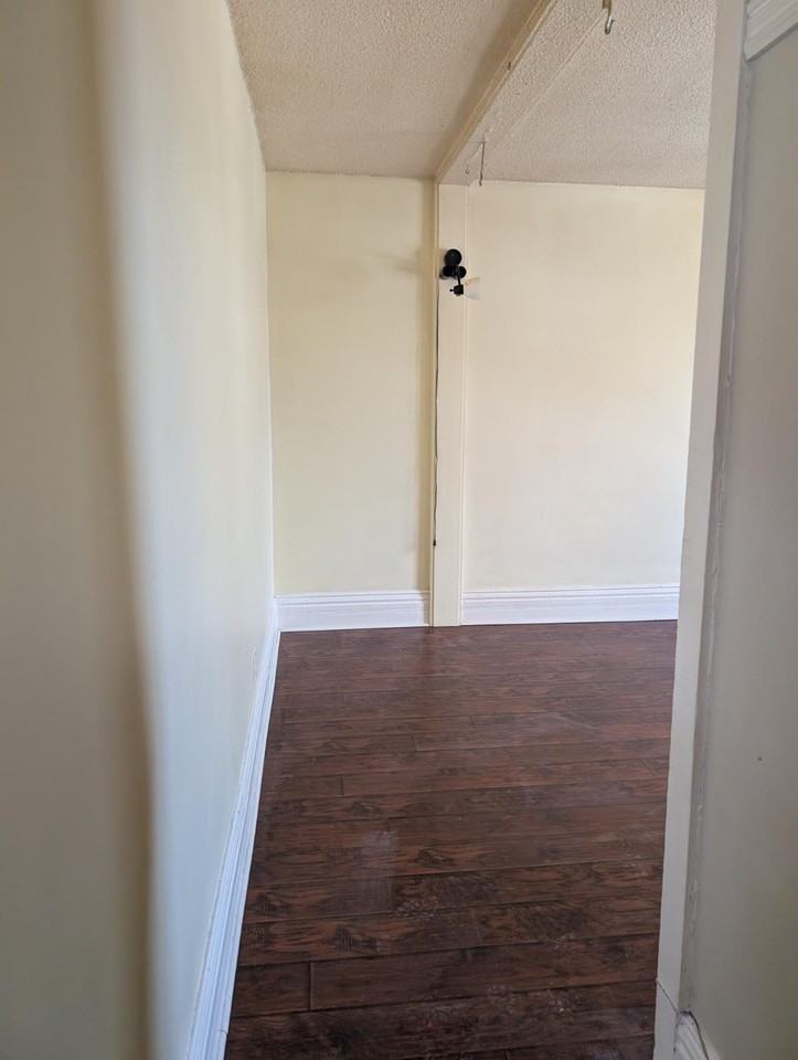 540 Downie St - Photo 5 of 12