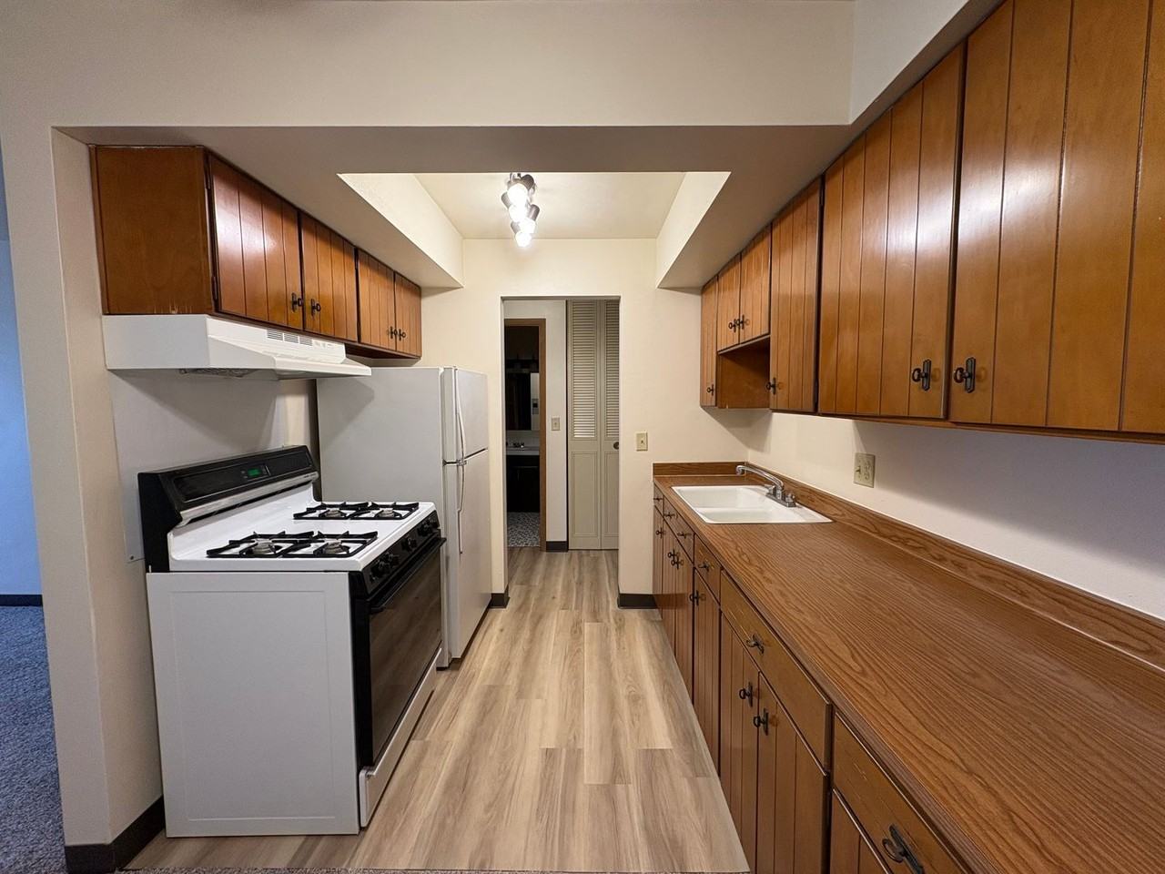 Oakview Manor - Photo 6 of 26