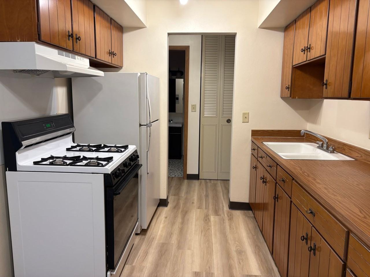 Oakview Manor - Photo 7 of 26